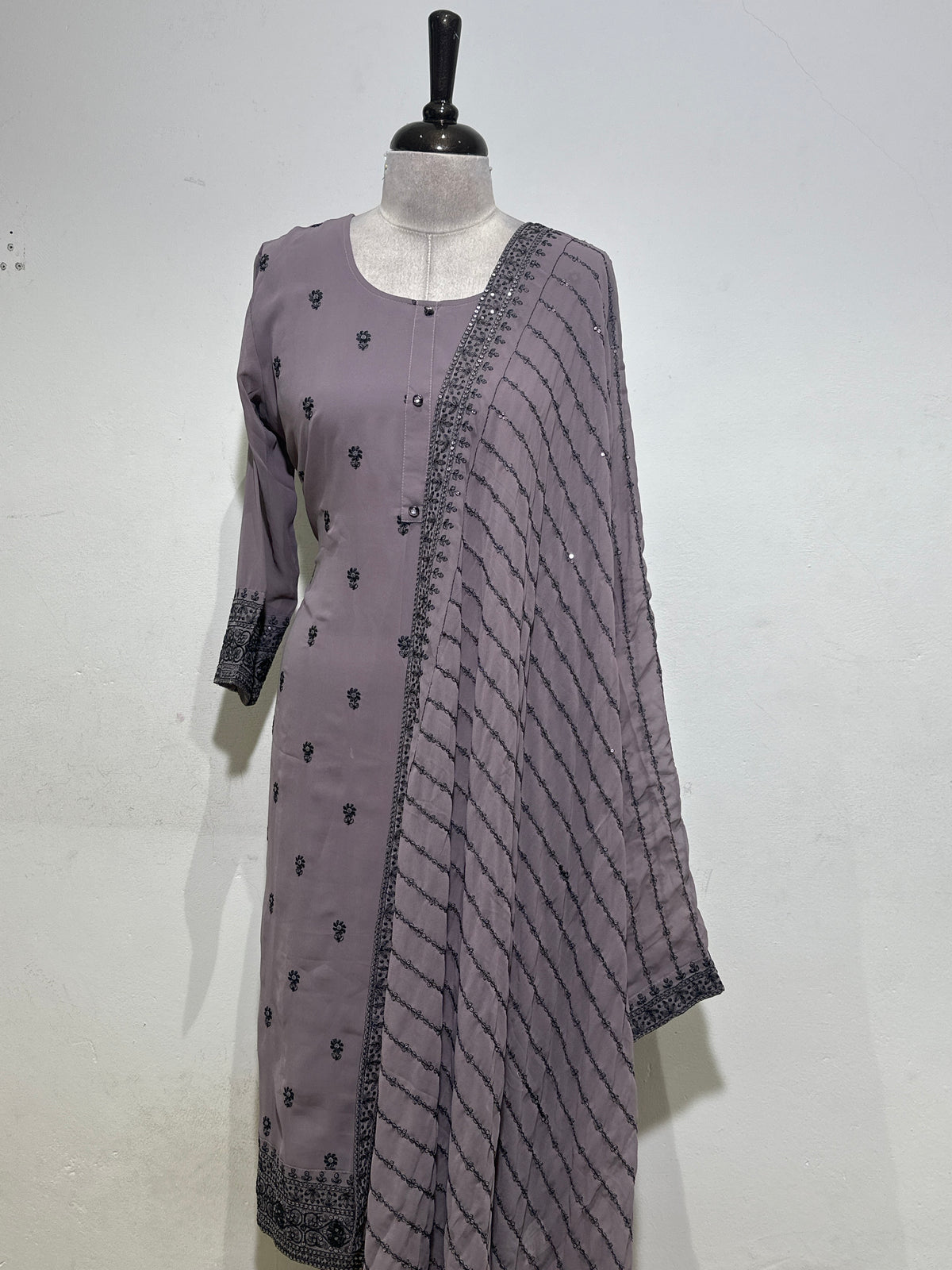 OFFER SALES READY TO WEAR SETS  -  IHA 35622