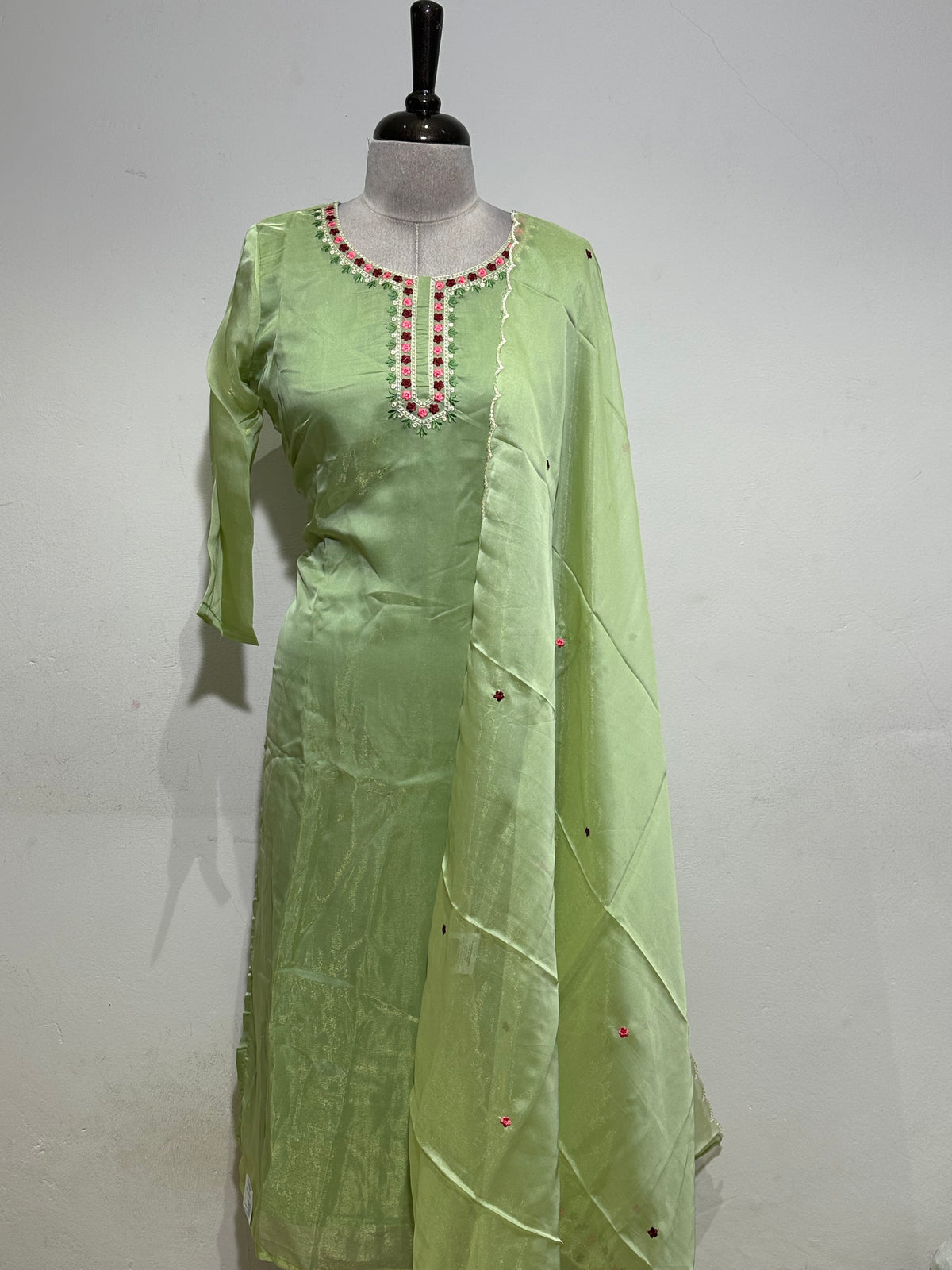 OFFER SALES READY TO WEAR SETS  -  IHA 35622
