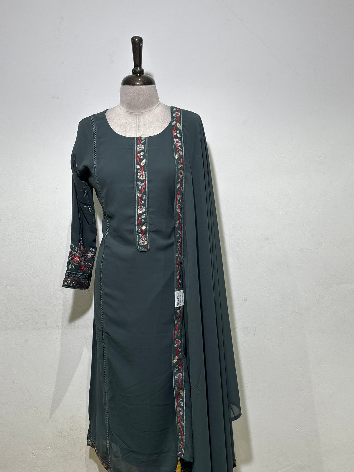 OFFER SALES READY TO WEAR SETS  -  IHA 35622