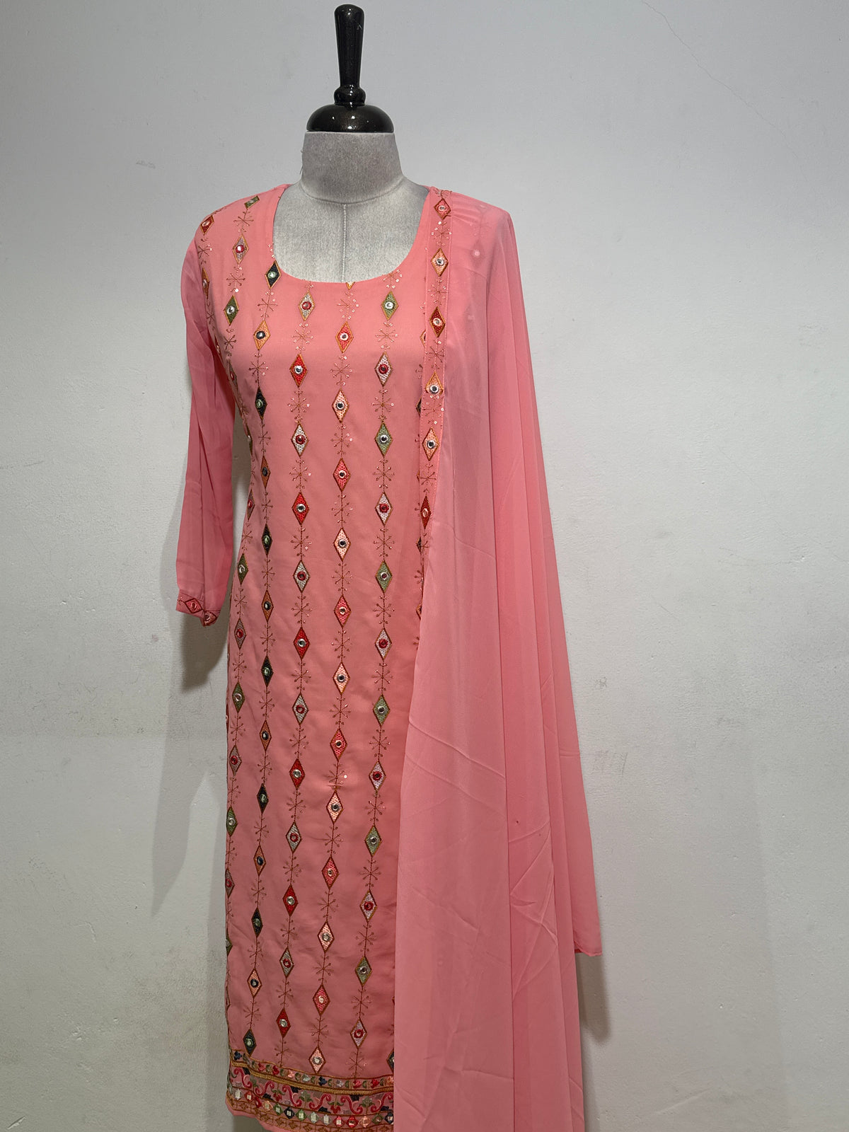 OFFER SALES READY TO WEAR SETS  -  IHA 35622