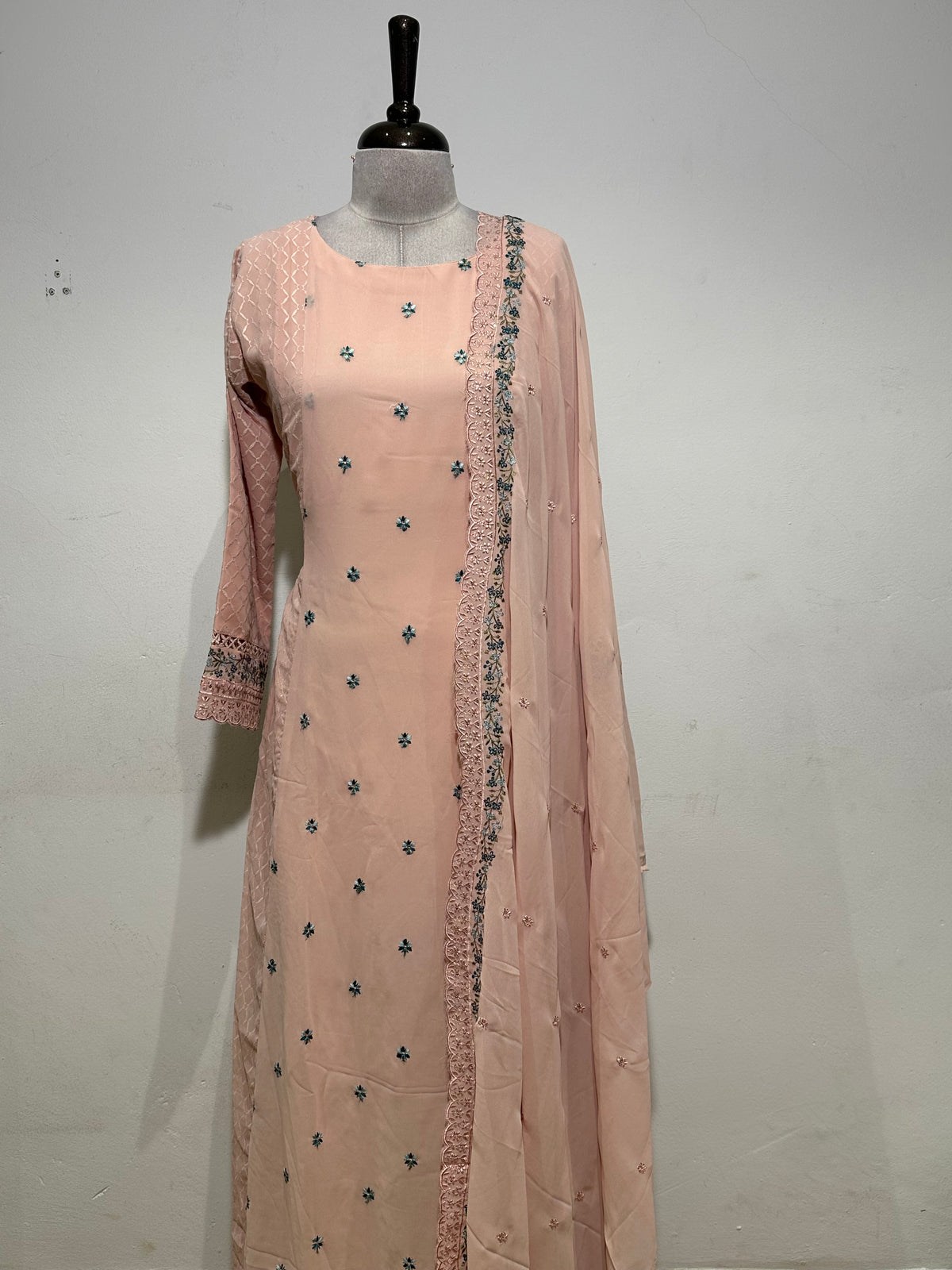 OFFER SALES READY TO WEAR SETS  -  IHA 35622