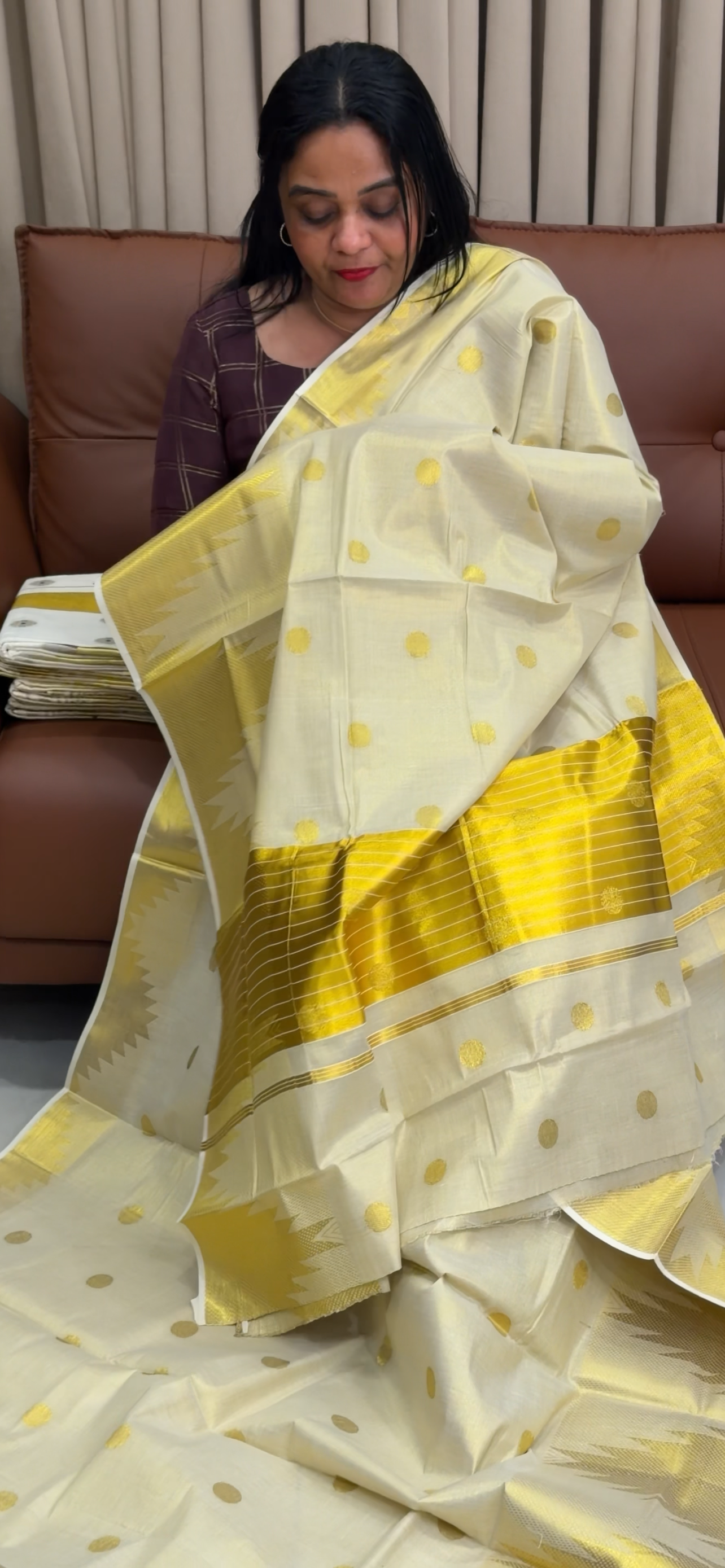 OFFER SALES ONAM SAREES -  IHA 34642