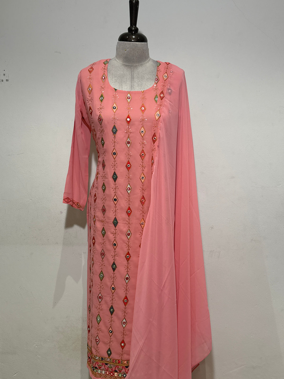 OFFER SALES READY TO WEAR SETS  -  IHA 35622