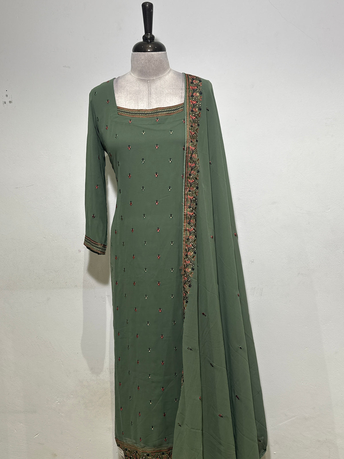 OFFER SALES READY TO WEAR SETS  -  IHA 35622