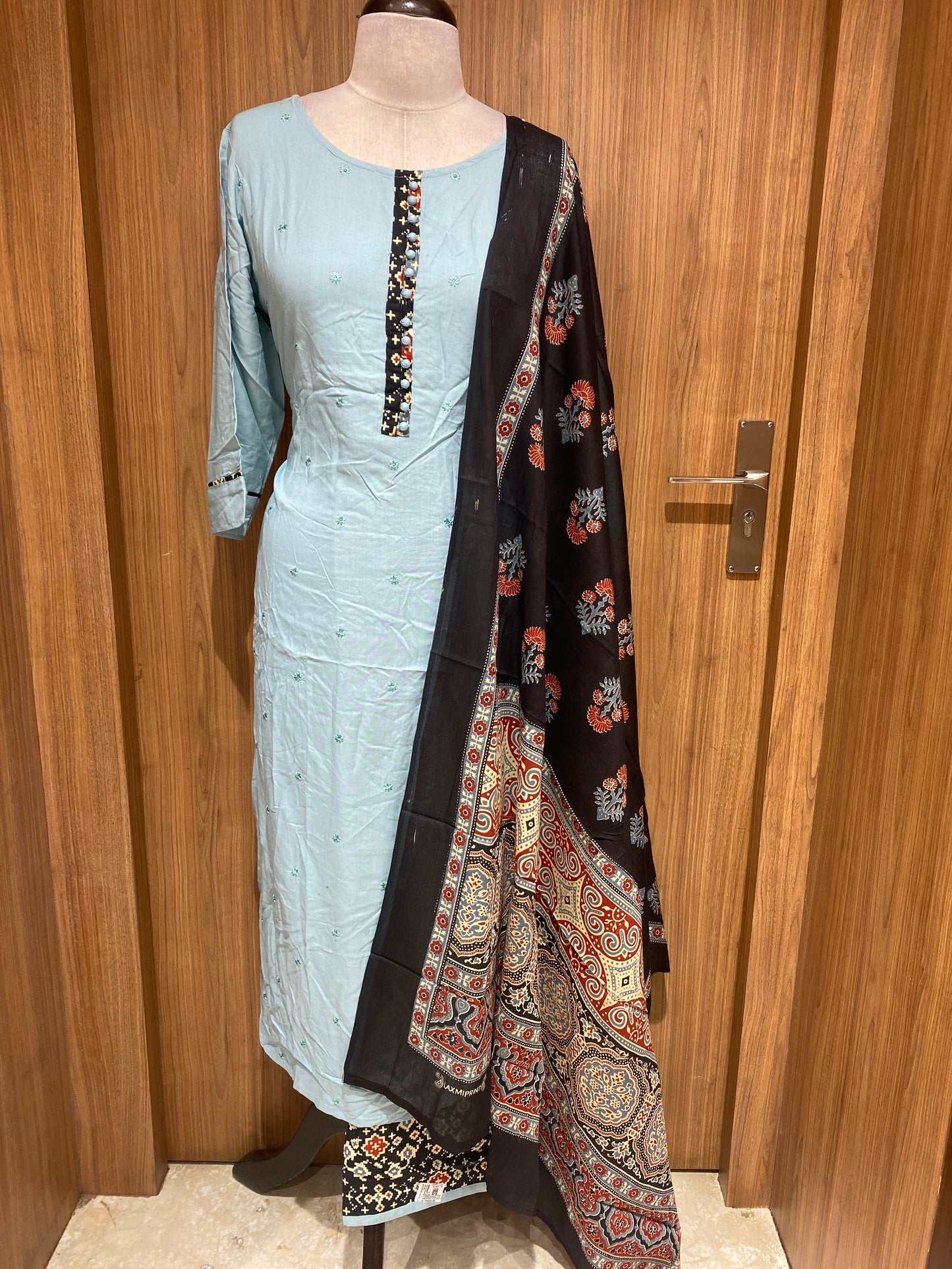 OFFER SALES TOP AND BOTTOM - IHA 27057