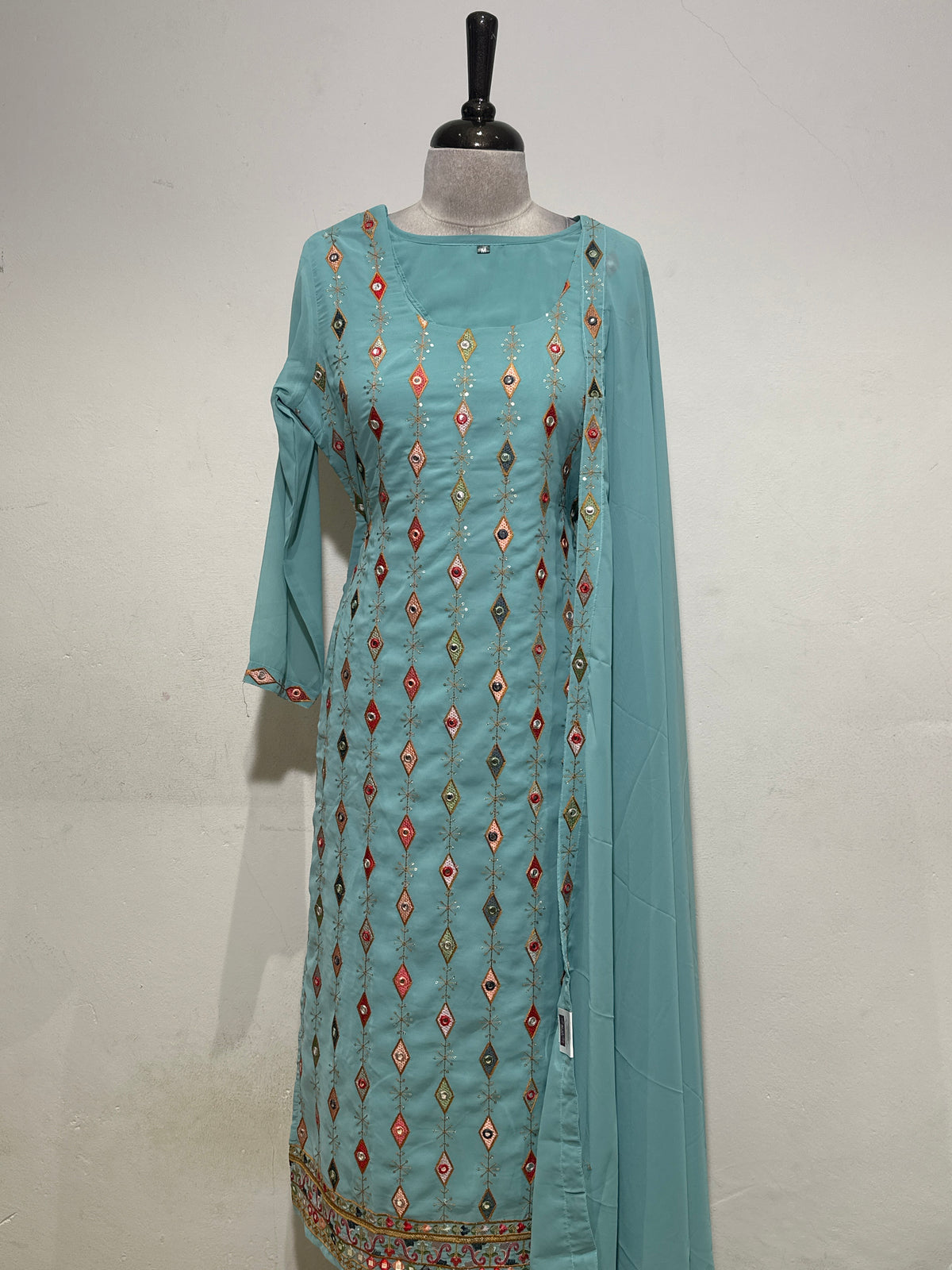 OFFER SALES READY TO WEAR SETS  -  IHA 35622