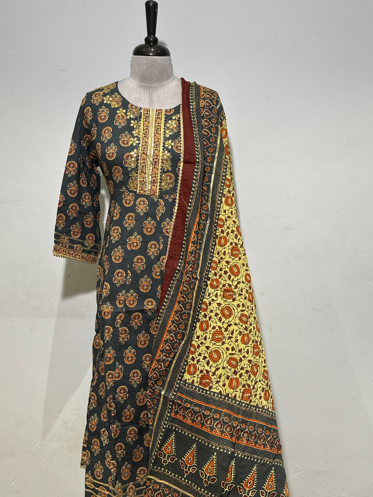 OFFER SALES READY TO WEAR SETS  -  IHA 35622