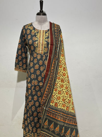 OFFER SALES READY TO WEAR SETS  -  IHA 35622
