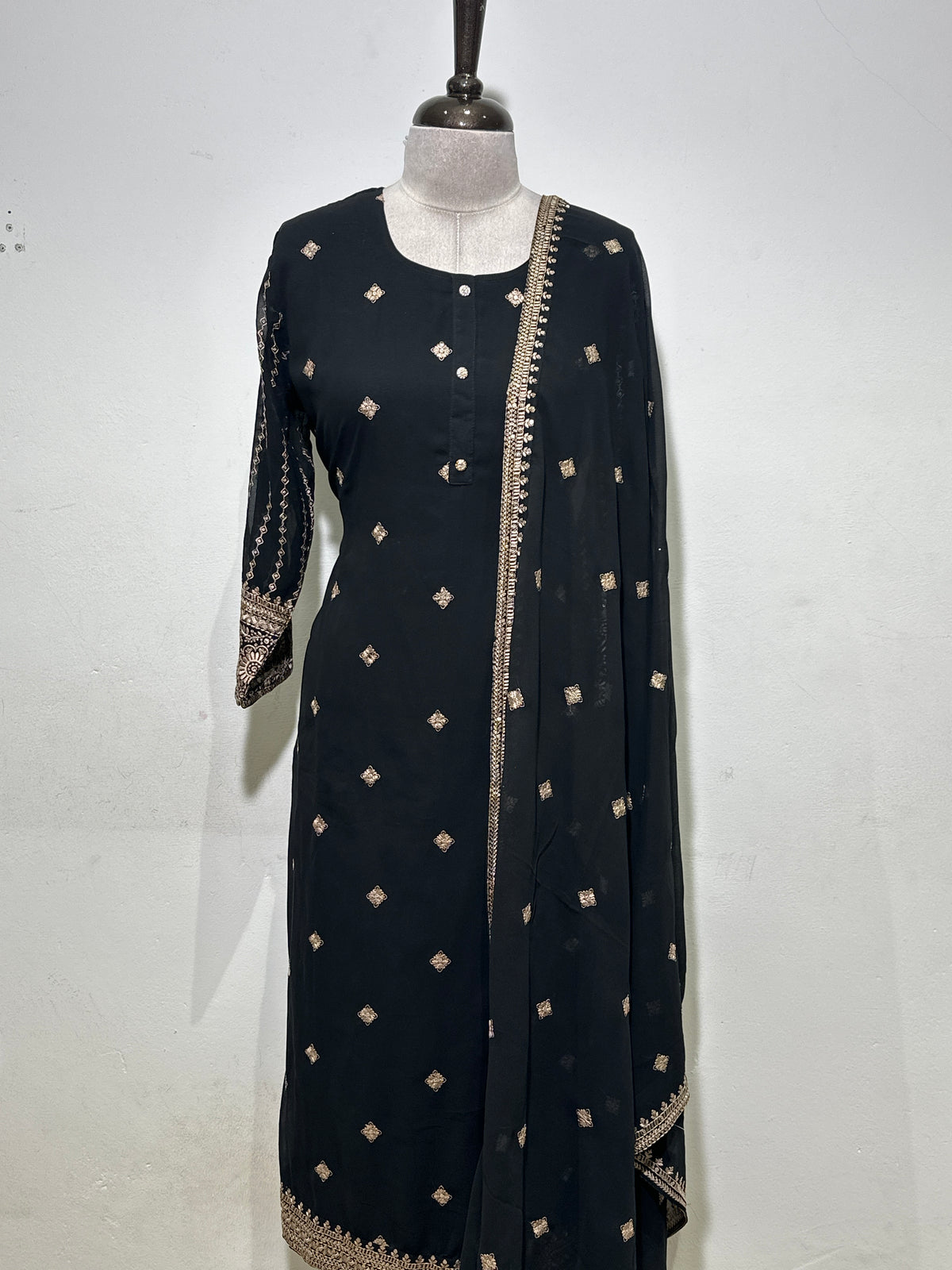 OFFER SALES READY TO WEAR SETS  -  IHA 35622
