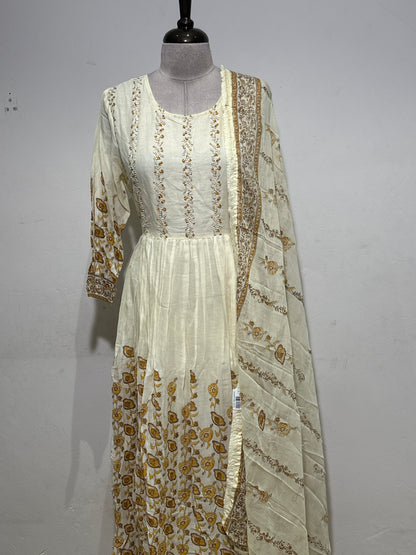 OFFER SALES READY TO WEAR SETS  -  IHA 35622