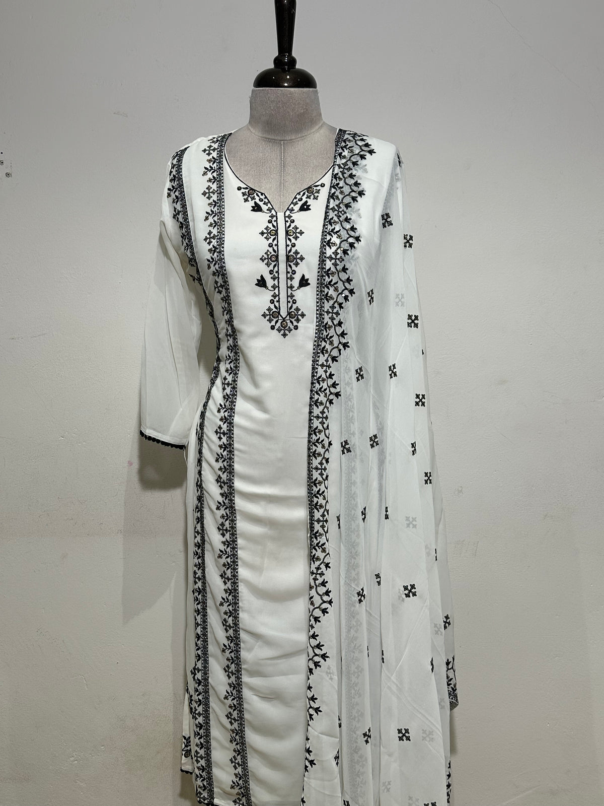 OFFER SALES READY TO WEAR SETS  -  IHA 35622