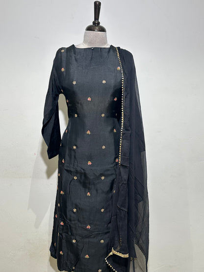 OFFER SALES READY TO WEAR SETS  -  IHA 35622