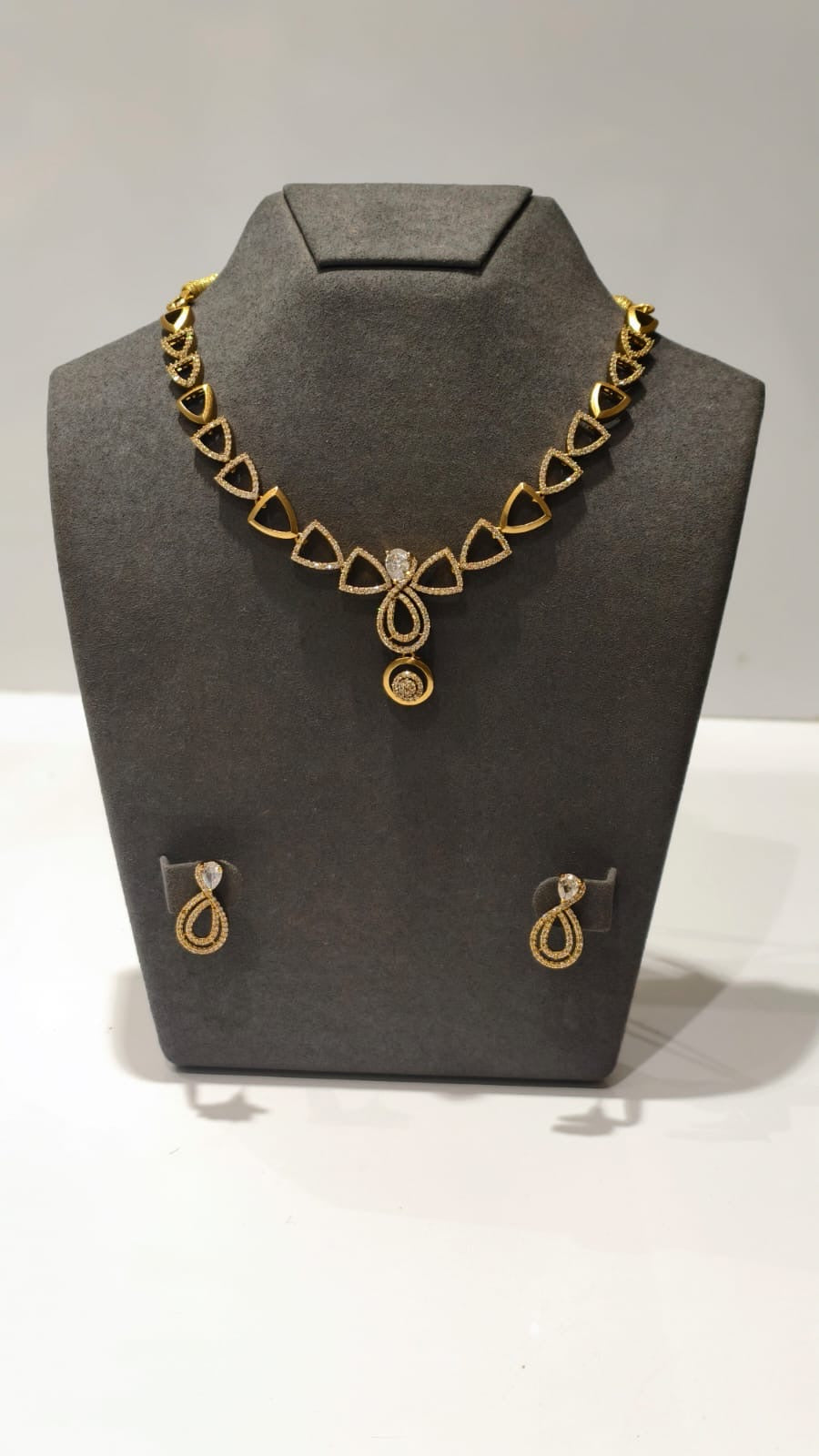 DESIGNER NECKLACE SETS - IHA 35831