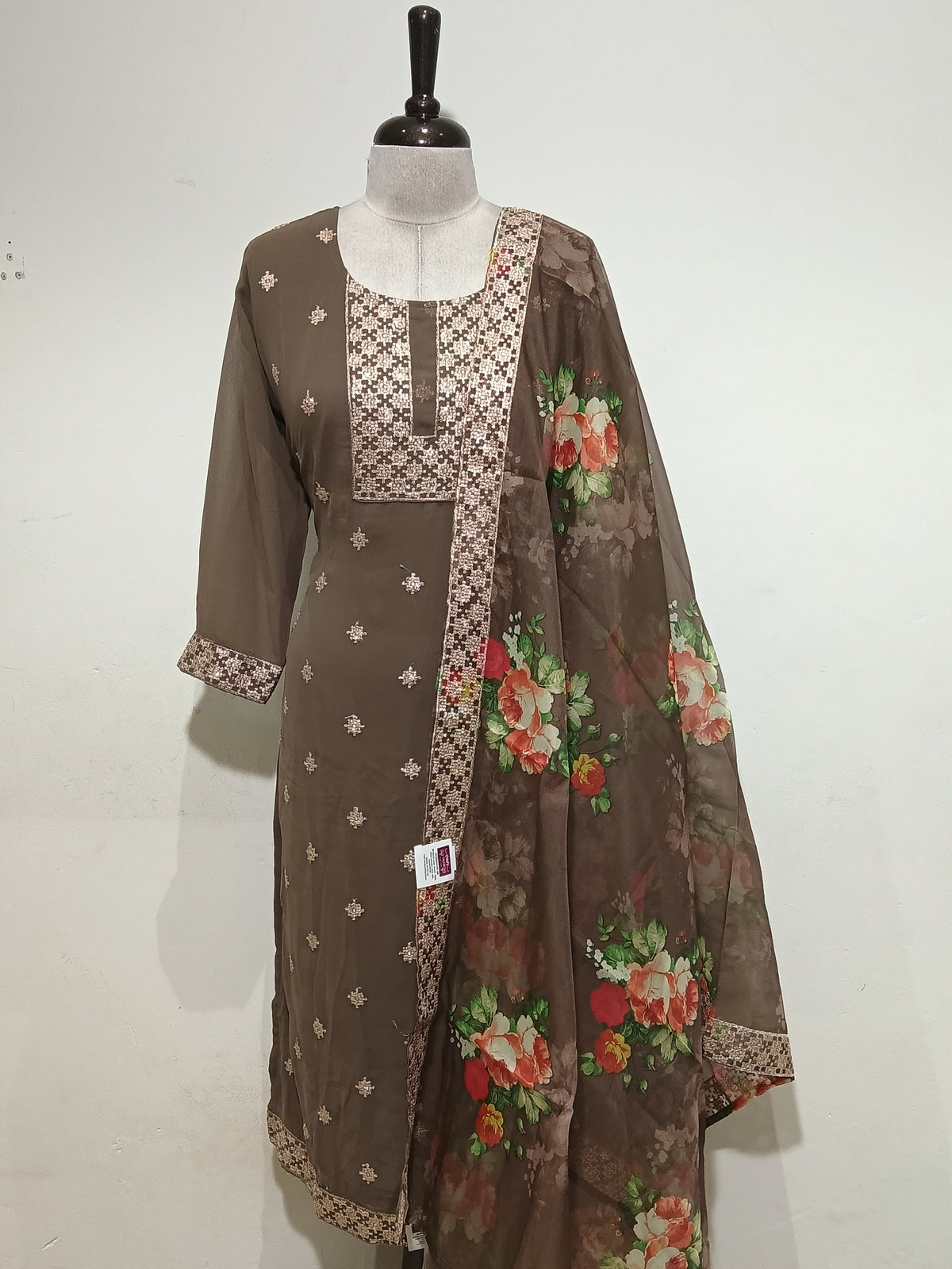 OFFER SALES READY TO WEAR SETS  -  IHA 35622