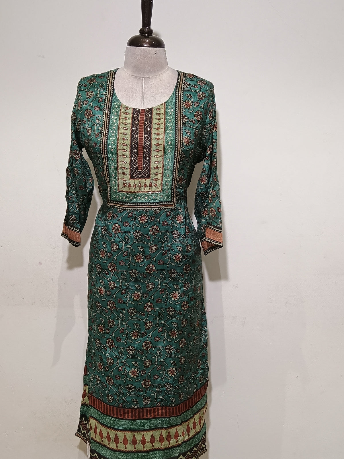 OFFER SALES READY TO WEAR SETS  -  IHA 35622