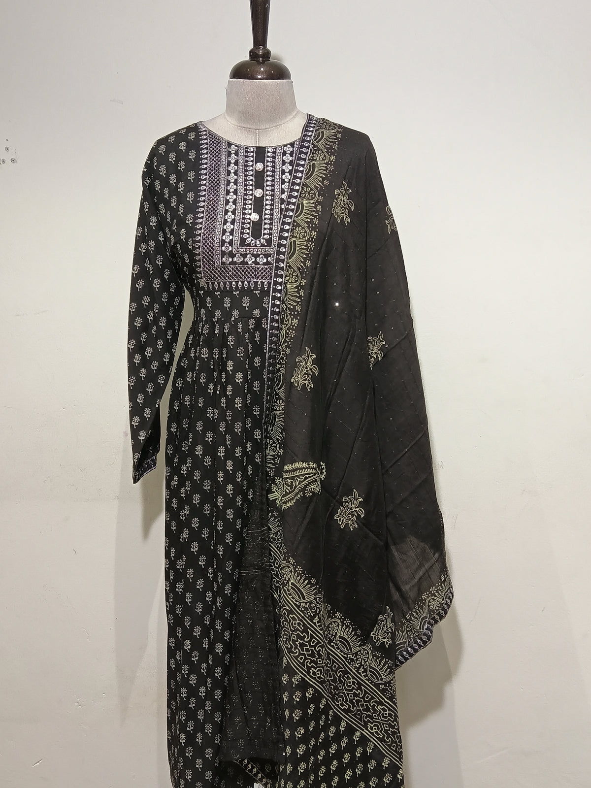 OFFER SALES READY TO WEAR SETS  -  IHA 35622
