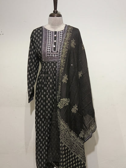 OFFER SALES READY TO WEAR SETS  -  IHA 35622
