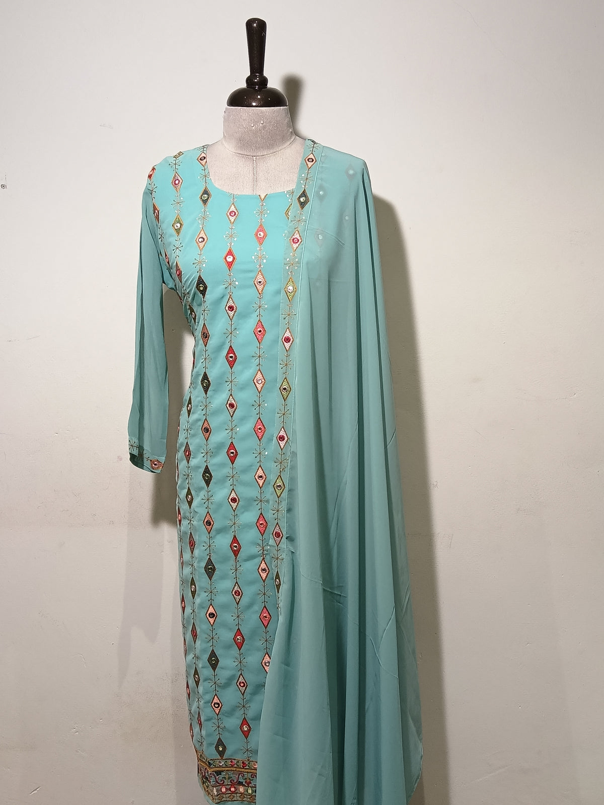 OFFER SALES READY TO WEAR SETS  -  IHA 35622